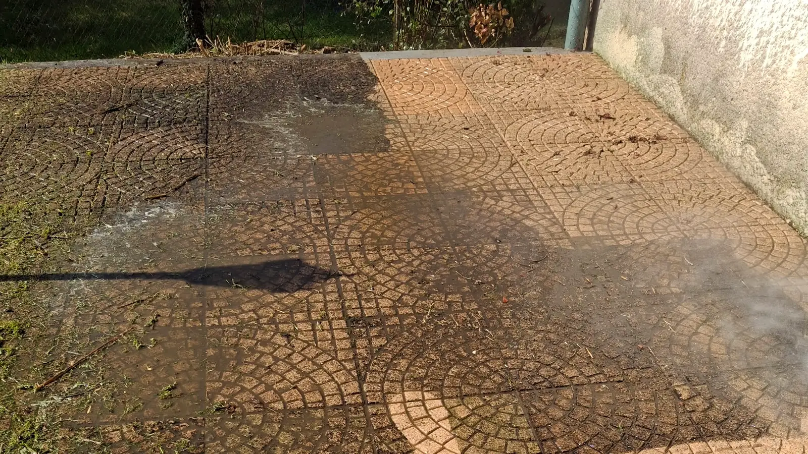 Terrasse en pavés nettoyée à la haute pression par Hoerter Paysagiste à Pontarlier