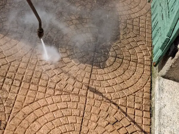 Nettoyage d'une terrasse en pavés au nettoyeur haute pression